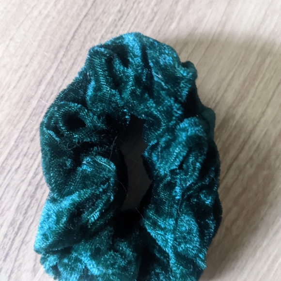 Green scrunchie set! - Picture 3 of 6